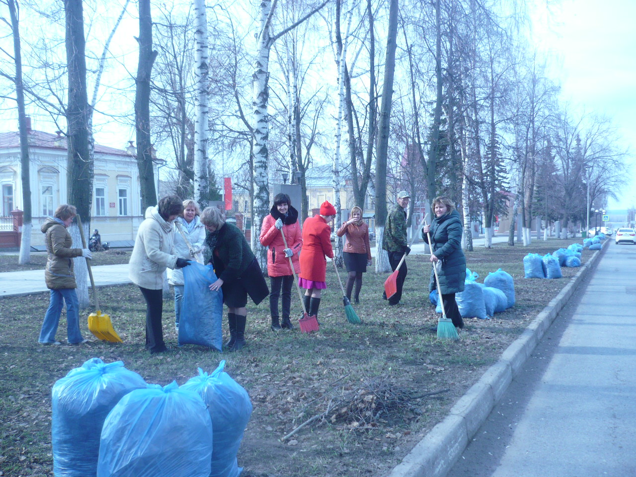 Центр занятости населения г. Чистополя принял участие в уборке территории